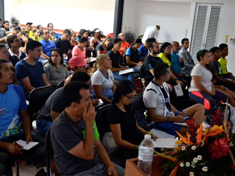Imagen sala con grupo de personas asistentes al simposio
