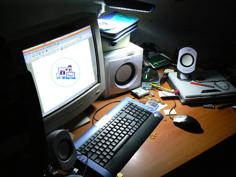 Imagen ilustrativa de computadora editando multimedia